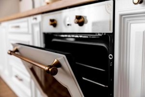 Cleaning and Polishing Rangetop Surfaces for Gleaming Post-Culinary Celebrations: A Step-by-Step Guide